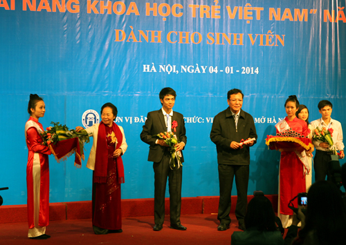 Sinh viên ĐHKT đạt Giải Nhất - Giải thưởng Tài năng khoa học trẻ Việt Nam 2013